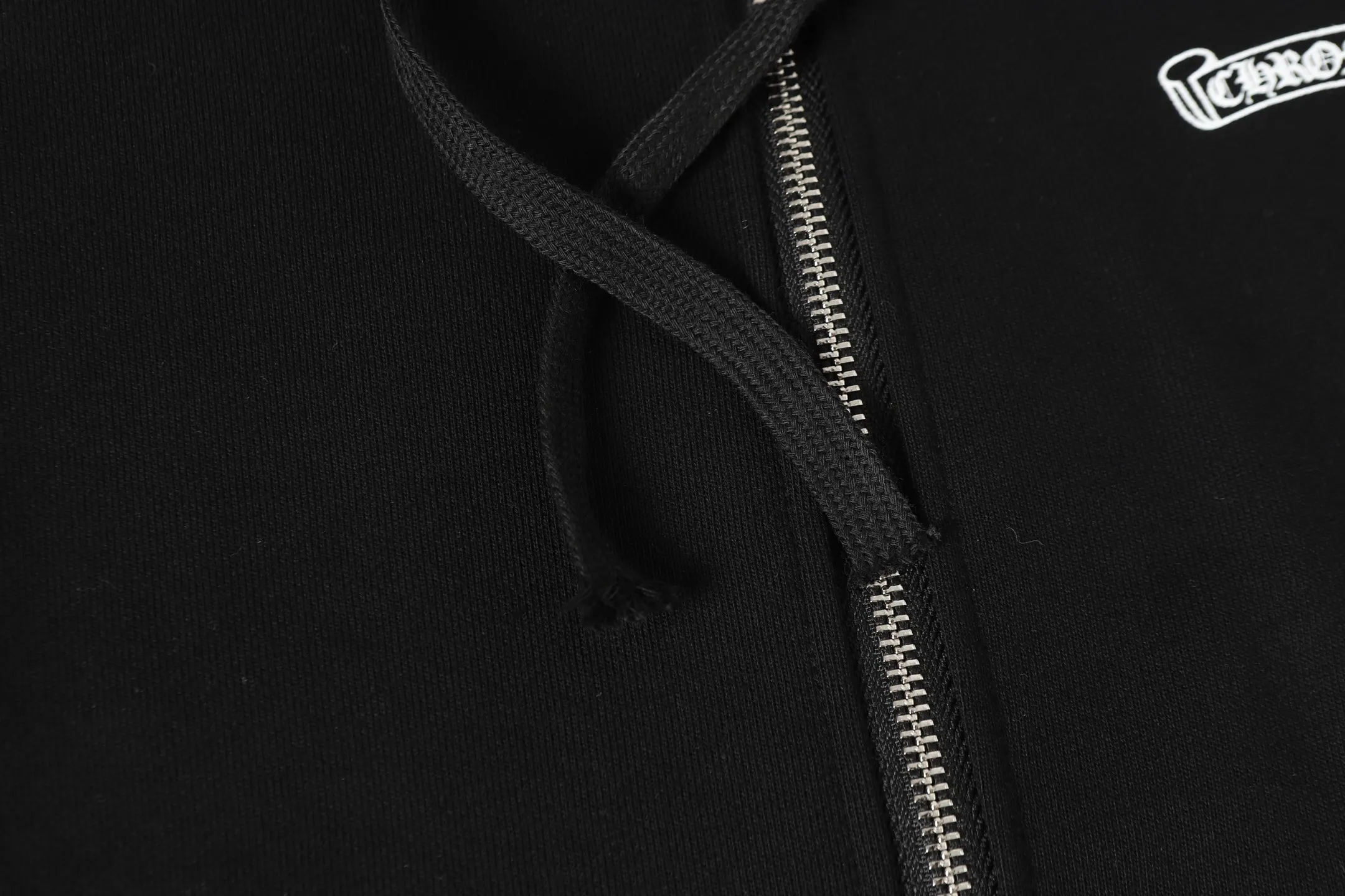 P250 #K31 Cross-border model, please do not place an order if you are pursuing quality - Chrome Hearts/Chrome Hearts 23ss scroll horseshoe print zipper sweatshirt cardigan jacket - High weight, high density and high quality. The wool is soft, delicate and skin-friendly. It feels soft and silky. It has excellent warmth and skin-friendly properties. - Custom-woven and dyed with no color difference. No matter the fabric or workmanship details, it beats the ordinary version on the market. - Hardware zipper accessories are all customized and full of details. -Colour: black white -Size: S M L XL